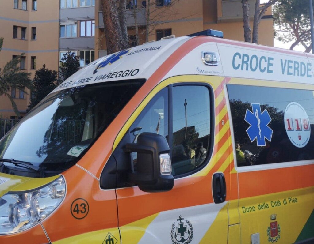 Rifiuta gli aiuti e dorme in auto insieme al compagno: trovata morta a 65 anni